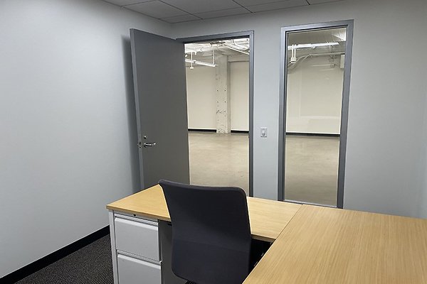 617W7th704ste0010